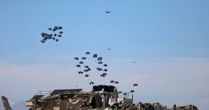 At least 5 killed in Gaza after airdrop aid parachutes fail to deploy – National | Globalnews.ca