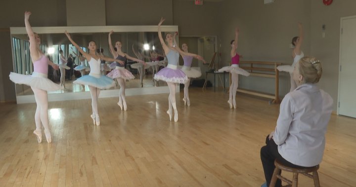 Ballet icon, Evelyn Hart fosters Okanagan dancers ahead of gala – Okanagan | Globalnews.ca