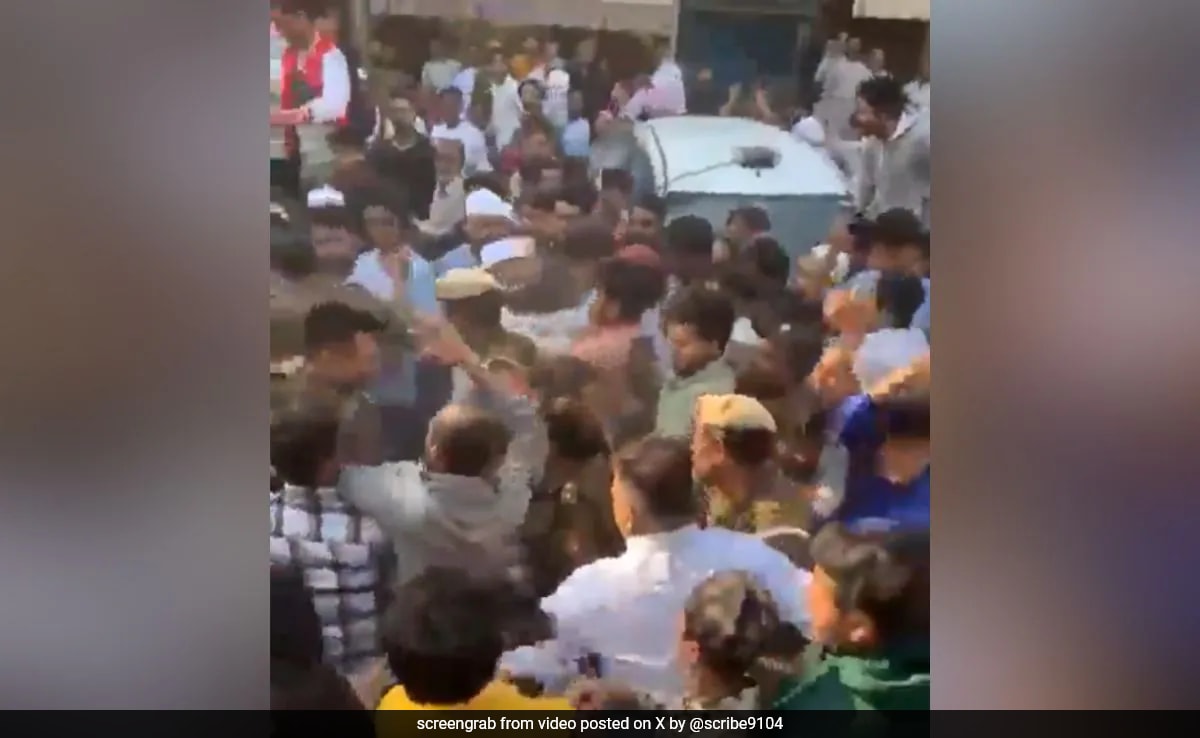 Delhi Police Debunks Claim That Mob Attacked Cop Who Kicked Men Offering Namaz