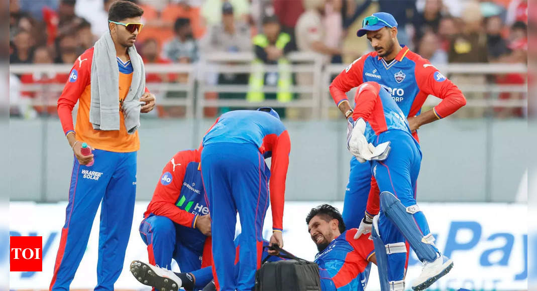 Ishant Sharma limps off the field as Delhi Capitals dealt a major injury blow in their IPL 2024 opener | Cricket News - Times of India