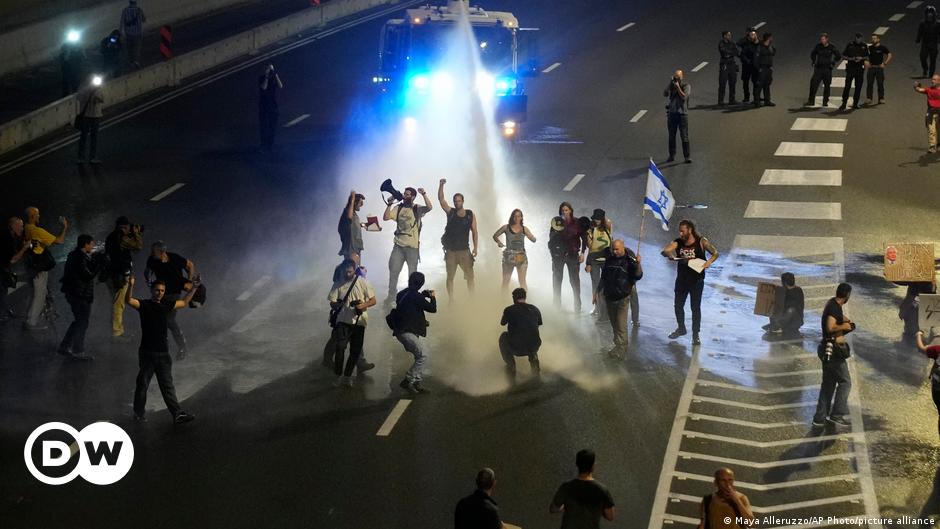 Israel: Thousands protest Netanyahu's handling of Gaza war – DW – 03/30/2024