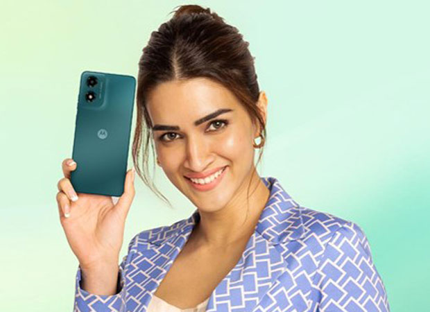 Kriti Sanon spotted with unreleased Motorola phone, rumoured to boast cutting-edge features : Bollywood News – Bollywood Hungama