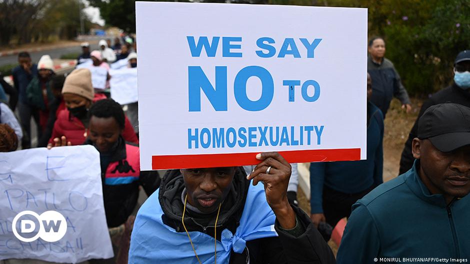 LGBTQ+ in Africa: How the US far-right whips up homophobia – DW – 03/15/2024