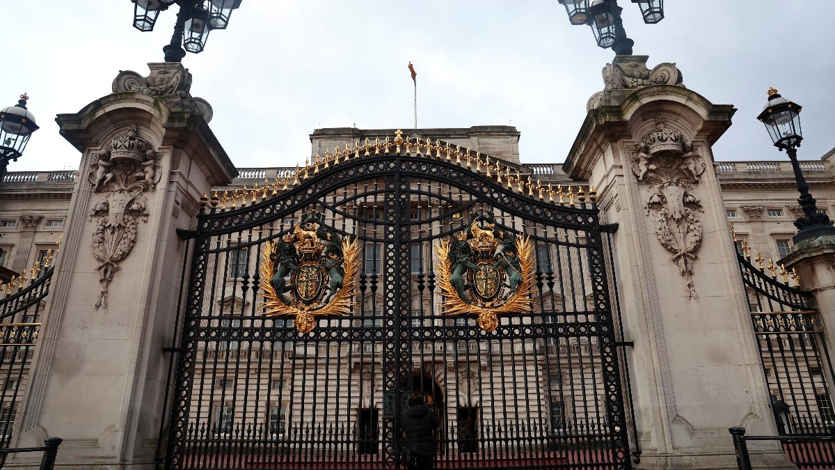 Man arrested after car crashes into gates of Buckingham Palace