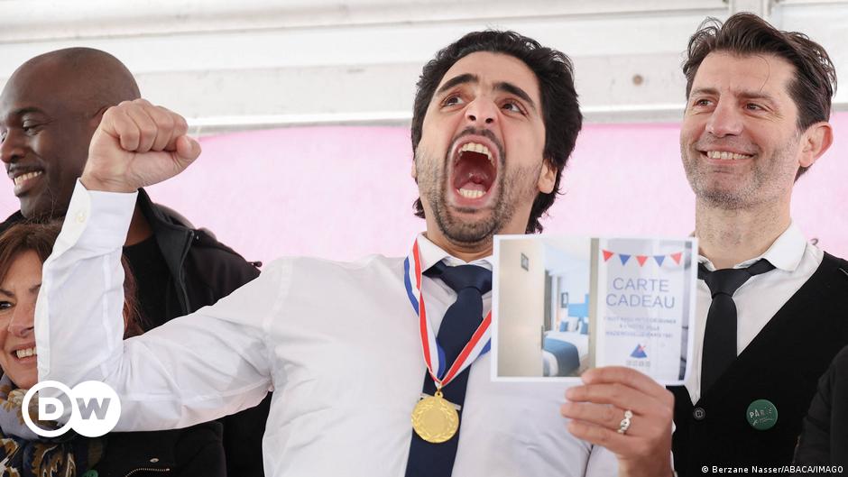 Paris crowns champion waiters in 'cafe race' – DW – 03/24/2024
