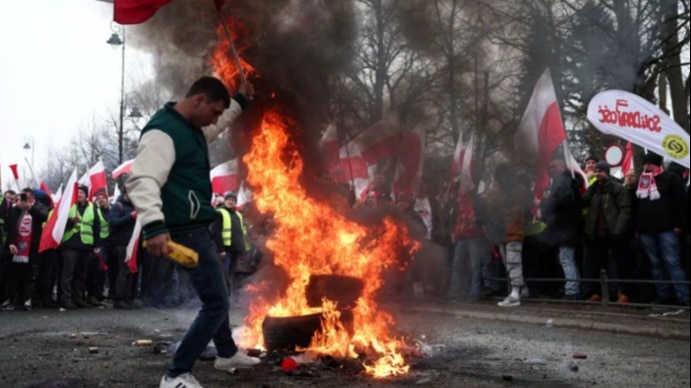 Polish farmers threaten to bring country to halt after violent clashes with police