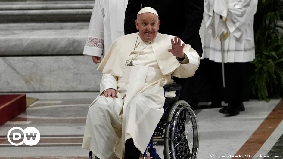 Pope Francis leads Easter vigil after health concerns – DW – 03/30/2024