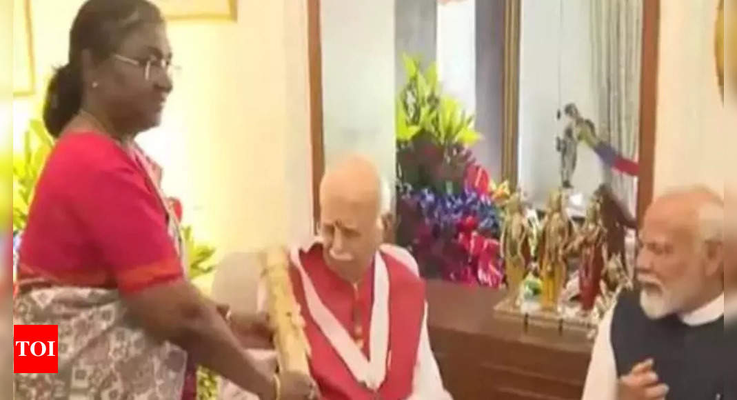 President Murmu confers Bharat Ratna on BJP stalwart LK Advani at his residence | India News – Times of India