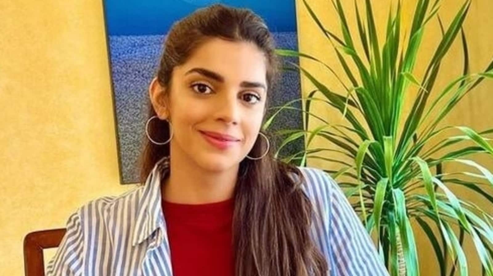 Sanam Saeed from Pakistani show Zindagi Gulzar Hai masters seven accents. Watch