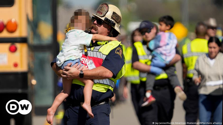 Texas: School bus collides with cement truck, killing 2 – DW – 03/23/2024