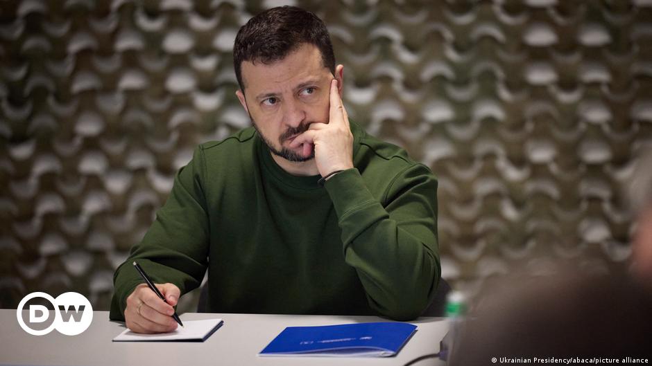 Ukraine: Zelenskyy sacks senior aide, advisors in reshuffle – DW – 03/30/2024