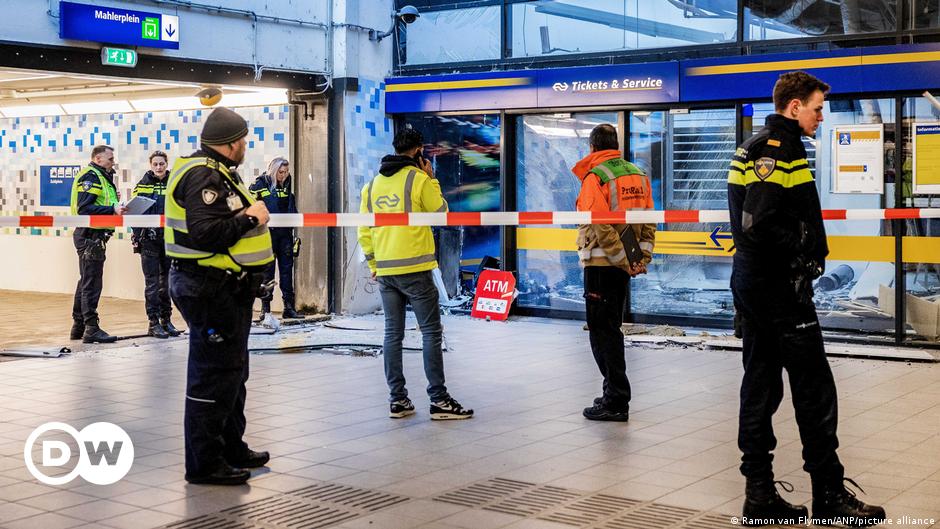 Amsterdam police clear area around central metro station – DW – 03/31/2024