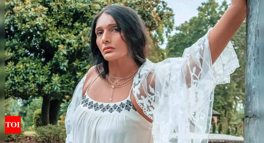 Anu Aggarwal debunks cosmetic surgery claims: ‘100 per cent natural hai yeh shakal’ | Hindi Movie News – Times of India