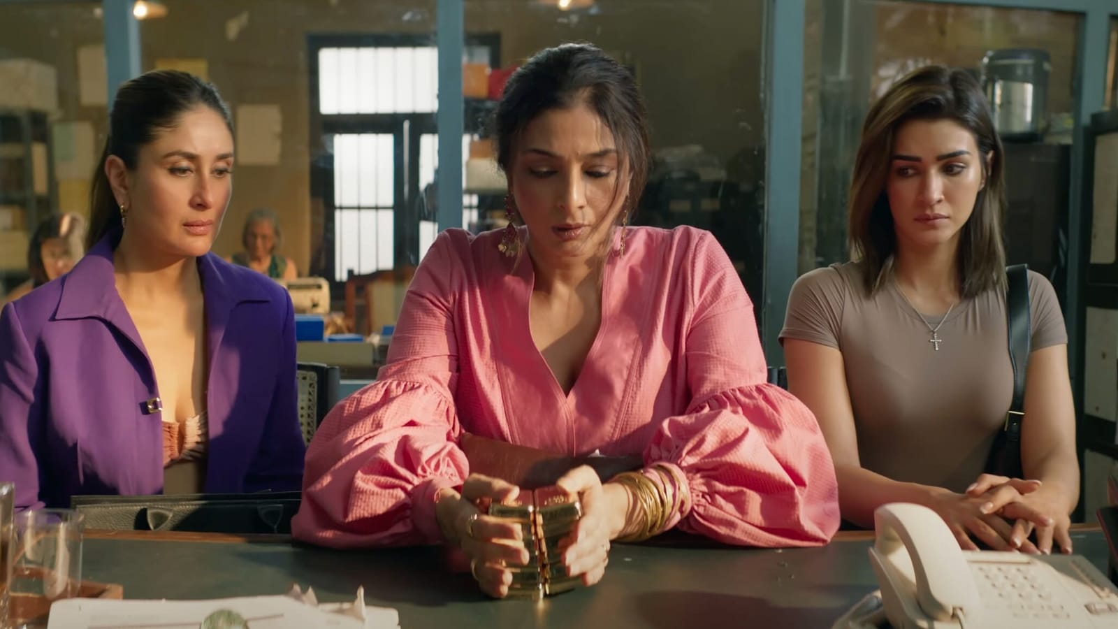 Crew box office collection day 4: Kareena Kapoor, Tabu and Kriti Sanon-starrer sees dip, might earn ₹5 cr