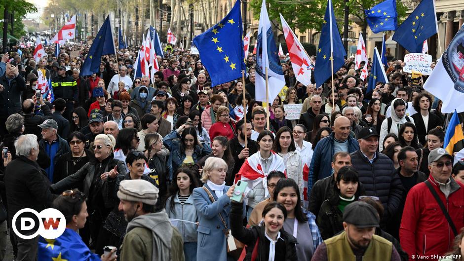 Georgia: Thousands protest 'foreign agent' law – DW – 04/10/2024