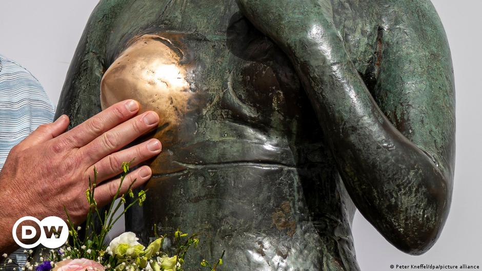 Germany: 'Groped' female statues highlight sexual harassment – DW – 04/08/2024