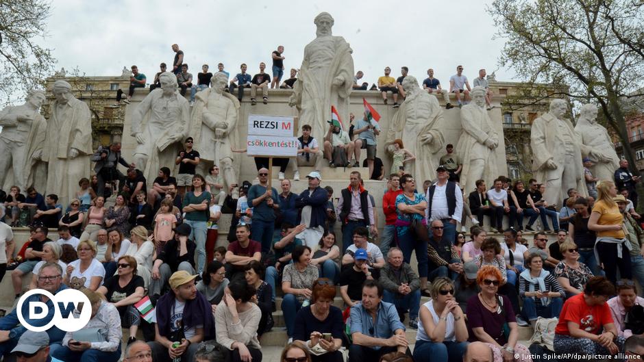Hungary: Tens of thousands rally in support of Orban rival – DW – 04/06/2024