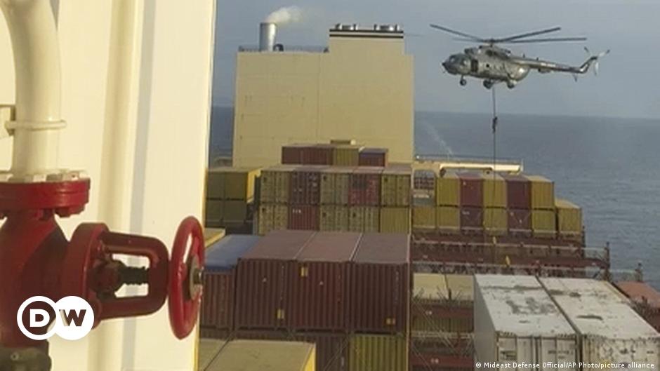 Iran's Revolutionary Guard seizes Israeli-linked ship – DW – 04/13/2024