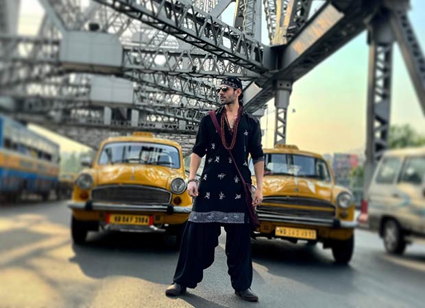 Kartik Aaryan shares photo from the sets of Bhool Bhulaiyaa 3; poses as Rooh Baba in the middle of Kolkata streets 3 : Bollywood News – Bollywood Hungama