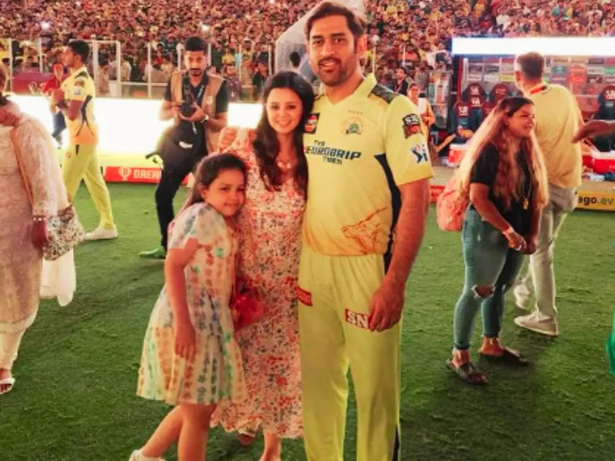 Mahendra Singh Dhoni and Sakshi Dhoni’s relationship decoded by body language expert  | The Times of India