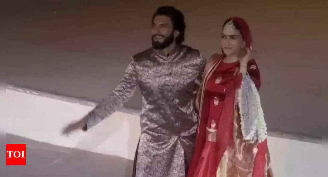 Ranveer Singh, Kriti Sanon light up Manish Malhotra’s show at Varanasi’s Namo Ghat | Hindi Movie News – Times of India