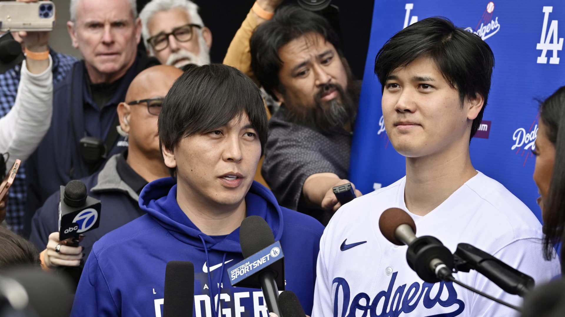 Shohei Ohtani’s former interpreter surrenders to authorities on bank fraud charges