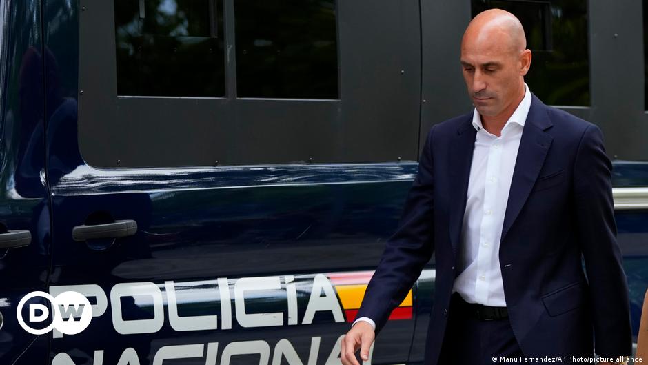 Spain: ex-soccer boss Rubiales detained in corruption probe – DW – 04/03/2024