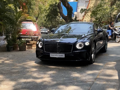 रणबीर ने खुद को गिफ्ट की 6 करोड़ की कार:  खुद ड्राइव करते दिखे बेंटले कॉन्टिनेंटल GT-V8, गाड़ी रोककर बुजुर्ग की मदद की