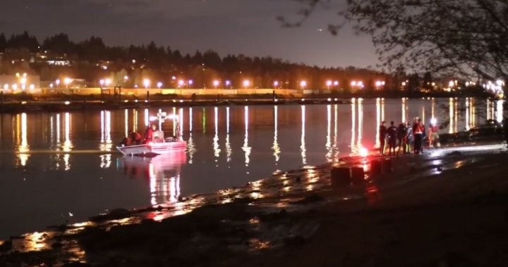 ‘Lights on’: Coquitlam RCMP see vehicle submerged in Fraser River, unable to reach it – BC | Globalnews.ca